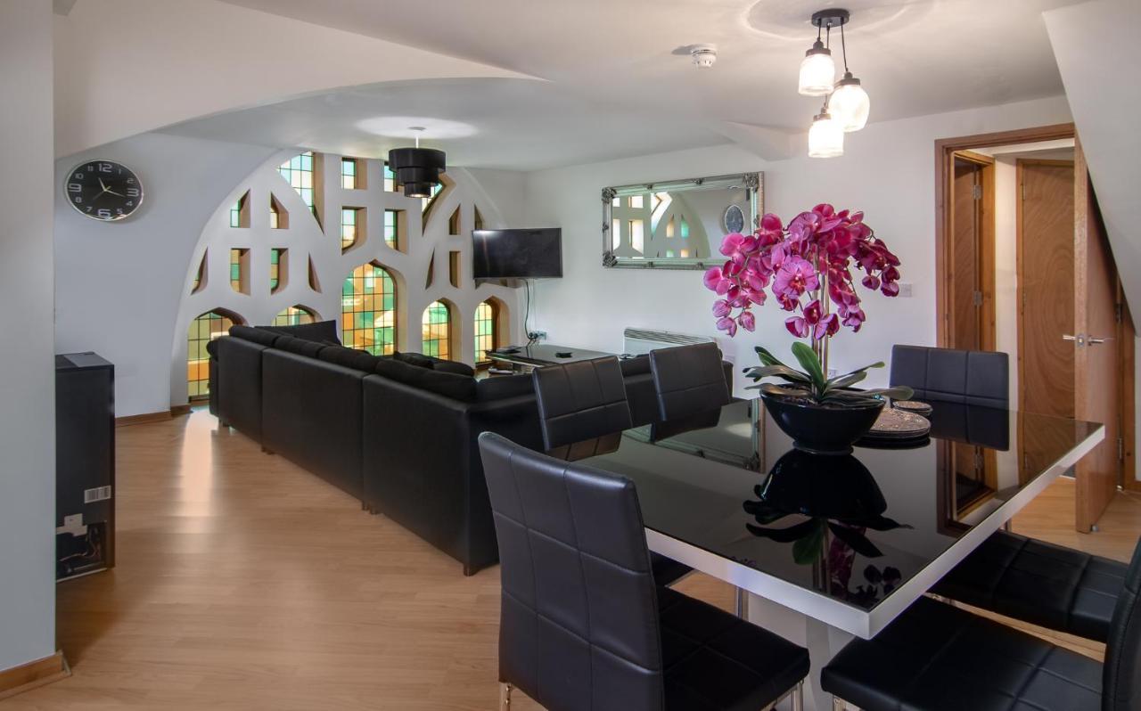 Stunning Church Conversion Close To The Tower ブラックプール エクステリア 写真